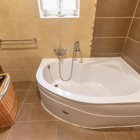 A 3br Characteristic In With Lovely Views By 360 Estates Holiday home