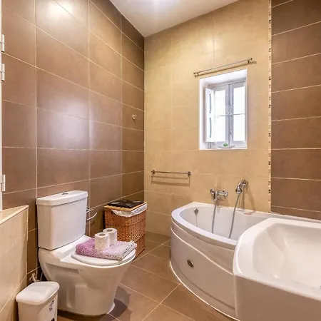 A 3br Characteristic In With Lovely Views By 360 Estates Case de vacanță *
